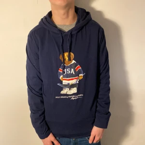 Blå hoodie från Ralph Lauren - Säljer en fet blå hoodie från Ralph Lauren | Hoodien är gjort i ett tunt material | Tröjan är i storlek M men passar S | Hör av er vid frågor och funderingar//