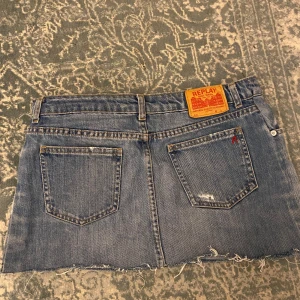 Lågmidjad jeanskjol mini - Sååå snygg jeanskjol älskar tvätten och allt men den är liite för liten på mig tyvärr! Passar S och en liten M skulle jag säga 🧡 Midjemått: 39 cm tvärs över