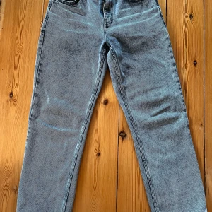 Jeans Grunt Loose fit storlek 27 - Säljer ett par fina grå Grunt jeans i storlek 27/164 (14Y) som sonen vuxit ut alldeles för snabbt. Lös passform. Mycket sparsamt använda. 