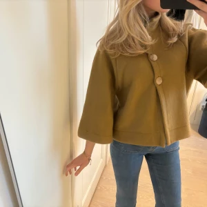 Trekvartsärmad kofta - Sjukt fin trekvartsärmad kofta😍 köpt secondhand och står tyvärr inget märke:(