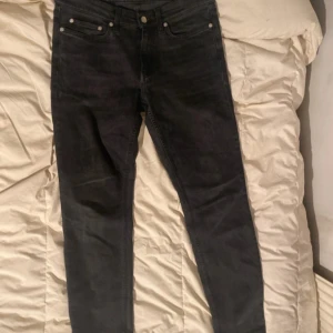 Svarta jeans från BLK DNM - !köpte för 1900kr och knappt använda! Snygga svarta jeans från BLK DNM med en klassisk femficksdesign. De har en tight passform och är tillverkade i ett stretchigt material för extra komfort. Perfekta för en stilren look.