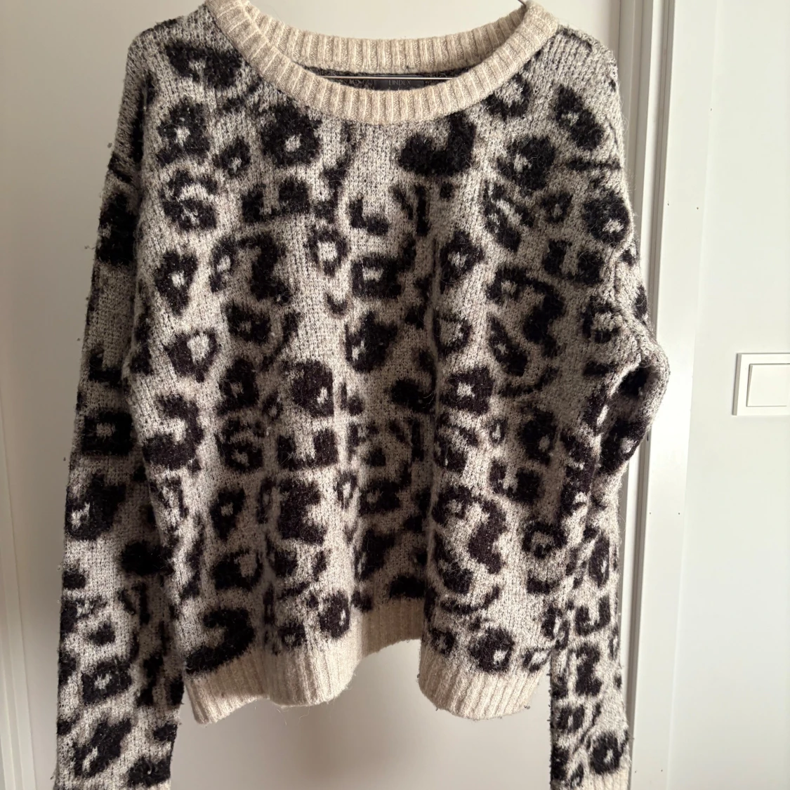  leopardmönstrad tröja