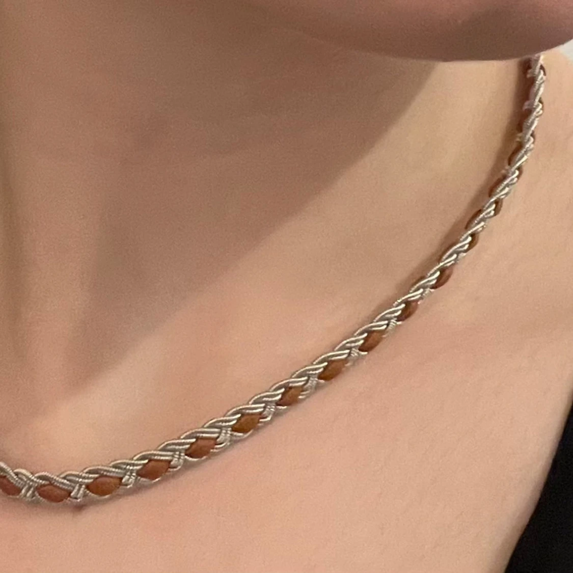 Flätat tenn halsband i läder och silver - 90