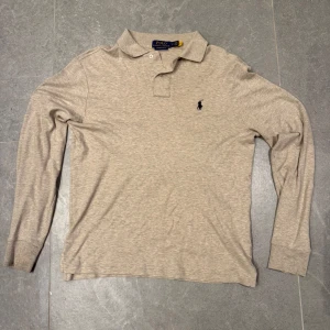 Ralph Lauren Långärmad Polo - Ralph Lauren Polo | Storlek S färg beige | Nypris ca 1500 | Skick 9/10