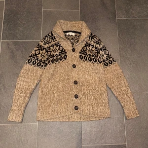 Brun mönstrad cardigan - 8/10 skick | skriv för bud elr funderingar