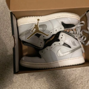 Jordan 1  - Ett par jordens som jag inte använder längre. Jag själv ger skorna 6/10 i skick. Skriv privat om minsta lilla fråga. 
