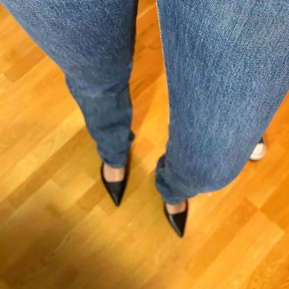 Klassiska blå Levi's 501 jeans med rak passform och hög midja. Sjukt snygga! Tyvärr har de ett litet hål vid skrevet (se bild 5). MEN det är inget man ser varken framifrån eller bakifrån. Jag är 171 cm!. Farkut & Housut.