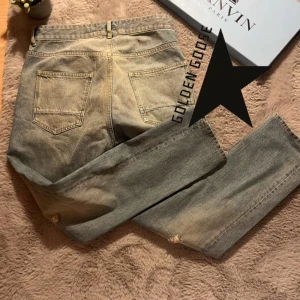 Golden Goose Jeans - Säljer mina Golden Goose Jeans i toppskick och sällsynta❗️sitter slim straight, W29 hör av er vid frågor❗️priset kan diskuteras, kom med bud ‼️nypris 4500kr