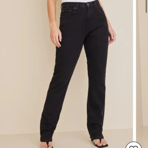Straight Jeans - Super snygga jeans från Nelly i storlek 38. De är lite urtvättade på grund av materialet. Använda några gånger. Enligt modellen är de högmidjade men på bild 2 ser ni hur de sitter på mig som är 163 cm lång. Nypris 599kr