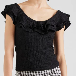 Svart topp med volang från Lindex stolen XS - Säljer en svart topp från Lindex med volangdetaljer. Säljer pga för liten💓