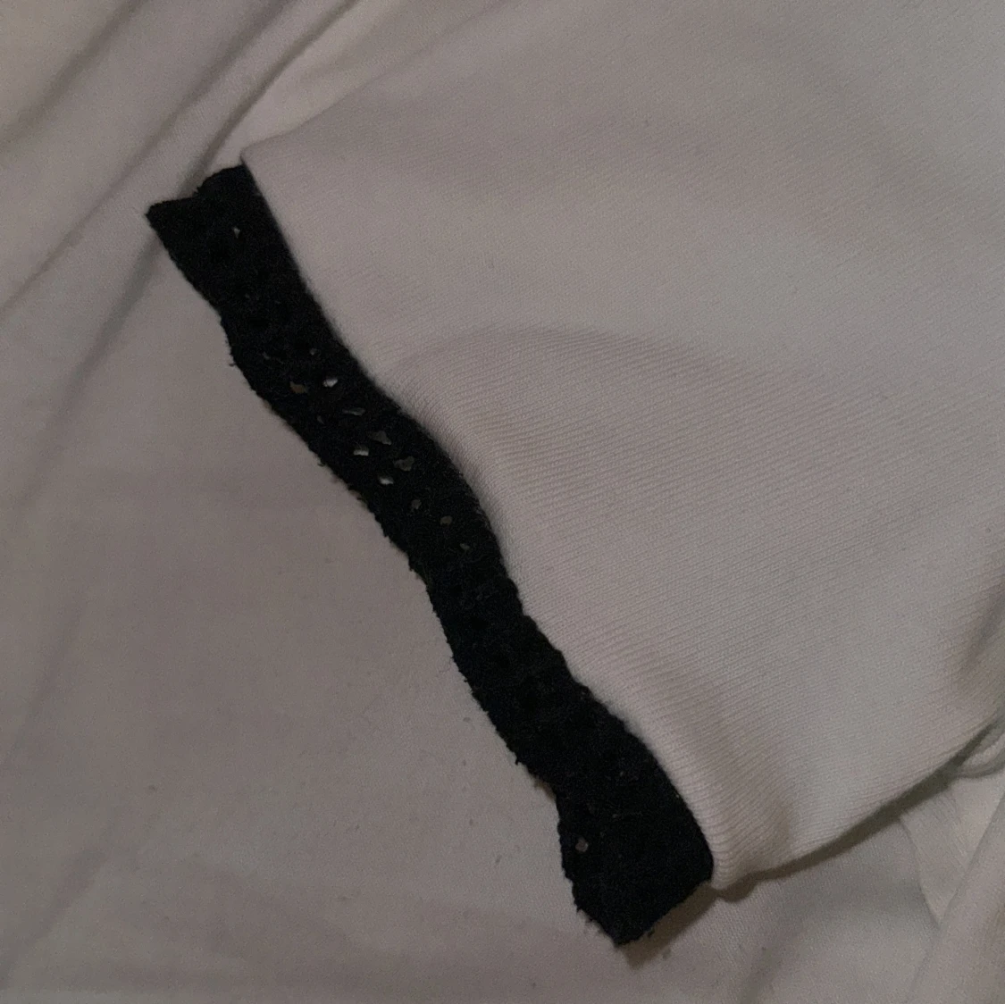 Vit t-shirt med svarta detaljer från Zara - 90