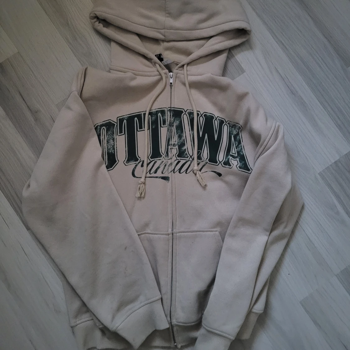 Beige hoodie med tryck - 90