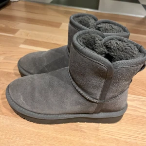 Grå boots med foder - Säljer ett par grå boots med mjukt foder. Stl 36