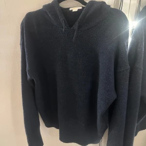 Stickad hoodie - Säljer denna stickade hoodie som aldrig är använd. Den är i storlek 170 men passar perfekt till en XS-S. Inga defekter. Skicka för frågor😊