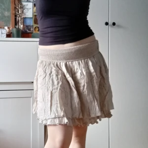 Vacker volangkjol - Helt otrolig och söt beige kjol med volangdetaljer och spets. Den elastiska smocken upptil gör att den passar många storlekar. Man kan också vika ner den så som jag gjort på några av bilderna🩷 