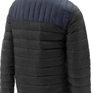 Svart och mörkblå pufferjacka från Kayoba - Snygg svart pufferjacka från Kayoba med mörkblå axelpartier. Jackan har en dragkedja framtill och är perfekt för kyligare dagar. Den quiltade designen ger extra värme och stil.