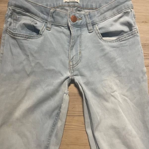 Lågmidjade bootcut jeans - Super lågmidjade bootcut jeans i ljusblå färg! De har blivit omsydda till mer lowwaist & sytts ihop i skrevet på två små ställen, men det syns inte när man har på jeansen🩵 Dom har två små nästan osynliga fläckar ❤️passar mig perfekt i längden som är 162, men det står att 164 också ska funka❤️  Modellen säljs inte längre!!!                           Jätte fina jeans och super bekväma, men säljer då de tyvärr har blivit försmå💔  SKRIV PRIVAT FÖR BILD MED JEANSEN PÅ!💓