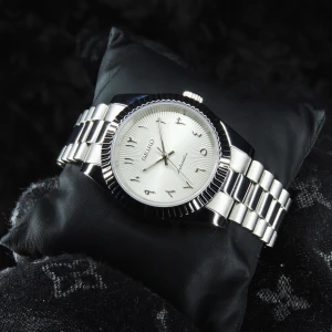 Seiko Arabic White Mod - Säljer en otroligt fin Seiko Arabic Mod! Helt Ny!   Sapphire glas  Autentisk Japansk mechanism     Arabic dial  Case storlek 40mm.  Hör av er vid frågor!  Klockorna är moddade Seiko med äkta mekanism (t.ex. Seiko NH35). Övriga delar är utbytta för en unik design. 