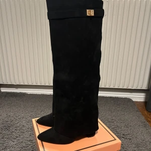 Folded boots- Svarta stövlar från Givana  - Eleganta svarta stövlar från Givana i mocka med spetsig tå och klack. Stövlarna har en dekorativ detalj i guld vid skaftet och är perfekta för en stilren look. Skorna är köpta på raglady i Göteborg och är använda en gång. (Kvitto finns kvar). Måste tyvärr sälja skorna då jag tycker att det är en för hög klack. Nypris = 999 men priset kan diskuteras💗 Skorna kommer i original förpackningen!! 