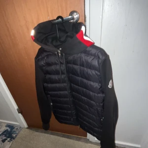 Svart moncler cardigan - En cardigan från moncler, ser helt ny ut inga fläck eller nåt sånt, NFC finns och alla taggar som ska vara där finns, jackan passar både tjejer och killar. pris kan diskuteras!!