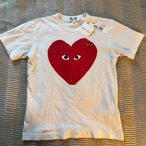 Comme Des Garcons - Säljer en ”cdg” T-shirt i sparsamt användt skick i storlek S, dem rekommenderar att ta en större storlek. Jag har kvar tagsen som syns i bilderna. Ny pris är runt 1200kr. Hör av er vid minsta lilla!😁