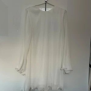 Populär slutsåld vit klänning från Gina - En populär slutsåld klänning från Gina i storlek 34 med lappen kvar. Otroligt somrig, perfekt för studenten eller examen eller sommaravslutningen. Likaså semestern, midsommar eller sommarkvällar. 