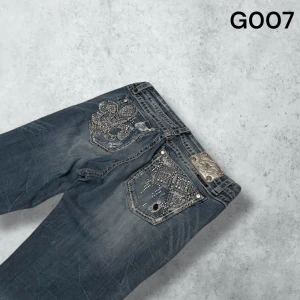 MISS ME JEANS  - G007 W : 32  L : 32 Innerben : 80 cm Ytter ben : 102 cm Midja rakt över : 42 cm Modell : Easy straight 