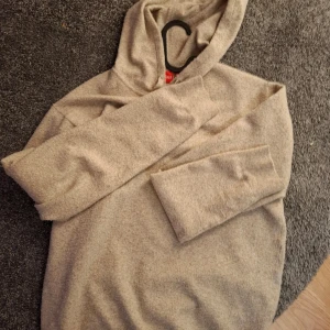 Stickad hoodie - Säljer denna stickade hoodie. Passar Xs, lite nopprig men är fortfarande snygg på. Skriv vid funderingar.