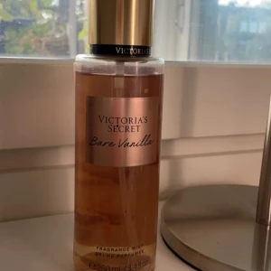 Victorias secret bare vanilla - Säljer en body mist från Victorias secret då den inte kommer till användning 🤍✨ den är perfekt för dig som gillar en mjukt och len vanilj doft 🤍 finns ca 235 ml av 250 ml kvar ✨