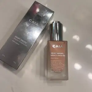 Säljer en CAIA Dewy Drops Serum Foundation i nyansen 20C. Denna foundation ger världens finaste och återfuktande  dewy look. OBS!! Har testat två droppar men insåg det var fel färg! Pipetten har INTE kommit i kontakt med någon hud! 