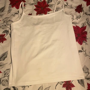 linne - ett helt basic linne från gina tricot. linnet har använts fyra till sju gånger. jag köpte linnet för 80 kr. linnet har en liten ljus rosa fläck och ett litet håll som man inte ser på bilderna ni kan skriva om ni vill ha bild på det💓💓