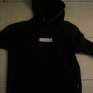 Hoodrich dress - riktigt bra skick, inga problem med den. Den är inte sliten. Skick 9/10