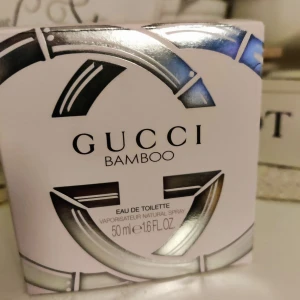 Gucci Bamboo Eau de Toilette 50 ml - Elegant och sofistikerad parfym från Gucci. Bamboo Eau de Toilette kommer i en stilren förpackning med silverdetaljer. Doften är fräsch och feminin, perfekt för den moderna kvinnan.