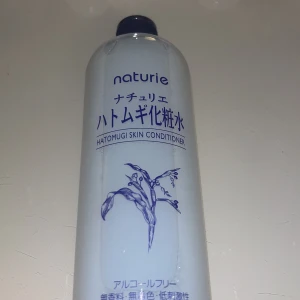Naturie Hatomugi Skin Conditioner - En återfuktande hudkonditionerare med Hatomugi-extrakt, känd för sina fuktgivande egenskaper. Produkten är alkoholfri och innehåller naturliga ingredienser som hjälper till att förbättra hudens textur och elasticitet. Perfekt för daglig användning för att hålla huden mjuk och återfuktad. För stark för min hud men det egentligen bara är ris vatten