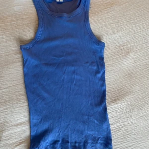 Blått ribbad linne - Säljer en blå ribbad topp frpn Arket i storlek XS. 