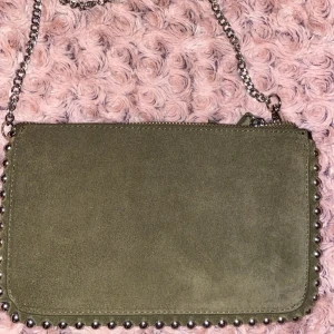 axelväska från Zara - Snygg olivgrön axelväska från Zara med kedjerem och dragkedja. Andvänd 1 gång och säljer pga för många väskor🥰pris kan alltid diskuteras 