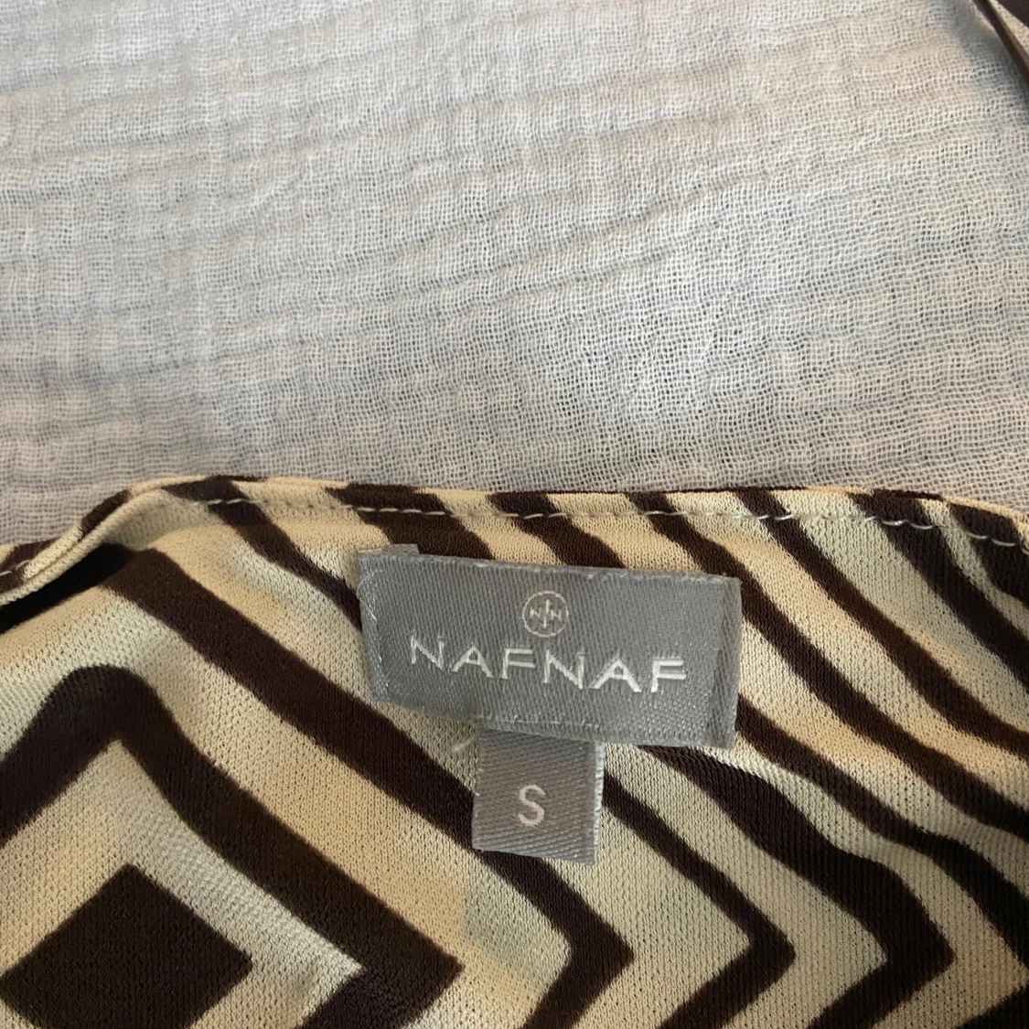 Mönstrad topp från Naf Naf - 90