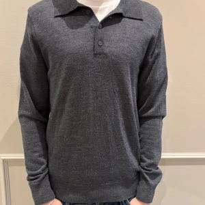 Grå pikétröja i merinoull - Snygg grå pikétröja från Riley i mjuk merinoull. Köpt för några månader sedan men använt sparsamt. Inga täcken på användning, topp skick på tröjan. Perfekt att ha en T-shirt eller skjorta under, storlek S, köpt för 899kr, mitt pris endast 500kr. Tveka inte på att höra av dig vid minsta fundering.