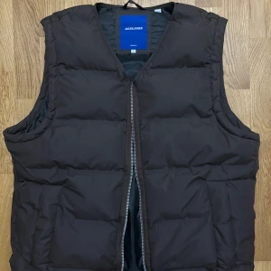 Väst från Jack & Jones - En helt ny väst från Jack and Jones, helt ny endast testad 