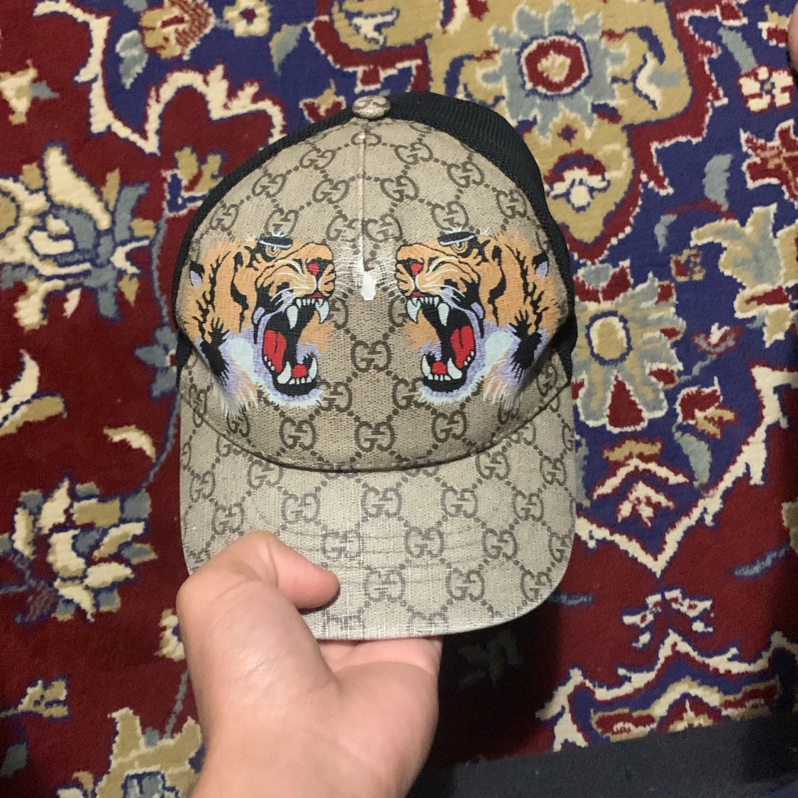 Beige keps med tigerbroderi