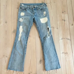 Blåa jeans - Så snygga lågmidjade bootcut jeans!! Står ej storlek då de är köpta second hand, men skulle gissa på 27x30!! Verkligen as snygga😍😍💋Innerbenslängd= 72cm, midjemått=37cm. JAG ÄR 162cm LÅNG!!💋