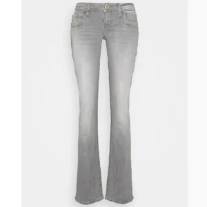 Ltb "valerie" jeans - Säljer dessa supertrendiga slutsålda ltb jeans i modellen "valerie"💕 lowwaist och bootcut, superfint skick då de ej kommer till användning. Stl 27/32 motsvarar ca stl 36 ocj bra längd på mig som är 167 cm💓