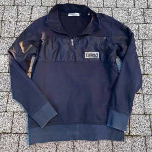 Valentino halfzipp - Snygg mörkblå tröja från Valentino med dragkedja och VLTN-logga på bröstet. Tröjan har långa ärmar och en stilren design. Är i bra skick, precis som på bilderna.