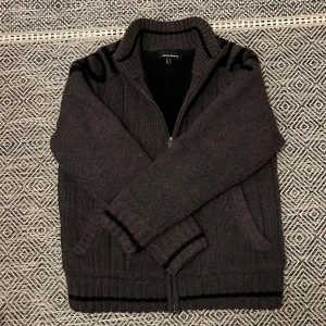Stickad fodrad cardigan jacka i 100% ull - Riktigt snygg unik stickad fodrad jacka perfekt nu under vintern men även våren. Den är o 100% ull 🤩Varm och skön. Storlek M. Fint skick. Skriv vid minsta intresse, pris kan alltid diskuteras vid smidig affär 😀