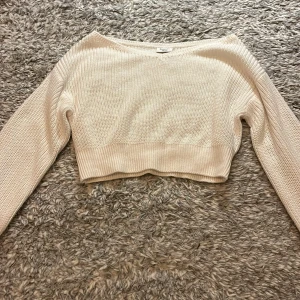 Vit/beige stickad tröja från Kappahl - Säljer en vit/beige stickad tröja från Kappahl. Tröjan har långa ärmar och har en ribbad kant längst ner.