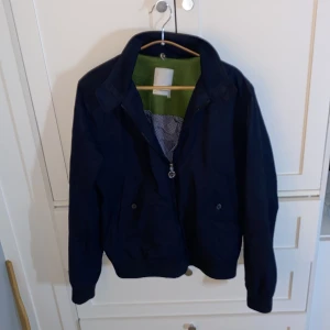 Mörkblå jacka från J.Lindeberg - Mörkblå bomber jacka från J.Lindeberg perfekt till kommande våren och hösten [storlek M][skick 9/10]