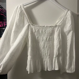 Vit blus från Hampton Republic(Kappahl) - Aldrig använd då jag inte hittat tillfälle för att ha på mig den, helt nytt skick utan prislapp