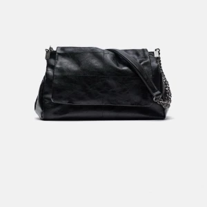 Axelväska med rocklock ZARA - Svart väska från Zara. Väskan har två defekter. Ena knappen har lossnat så den går inte att stänga med knapparna. Och den har en ganska stor reva i ena fickan. Dessa defekter är inget som syns utåt så förutom dessa är den i väldigt bra skick!