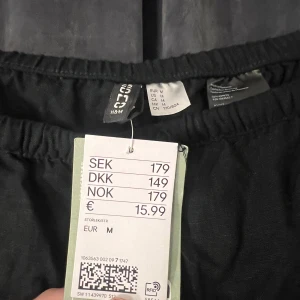 Linnebyxor - Raka linne byxor helt nya med pris lapp, förlåt för dålig bild i och med att dom är så skrynkliga men de fixar man lätt med ett strykjärn!!