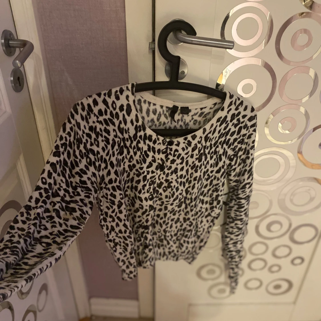 Leopardmönstrad kofta med knappar - 92